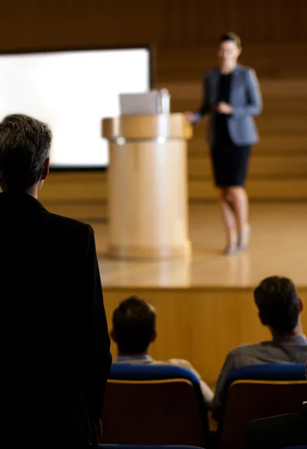 female business executive giving speech resultat